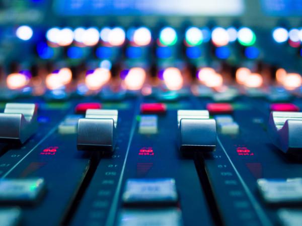 Broadcasters Keep Right to Contract with Local TV Stations